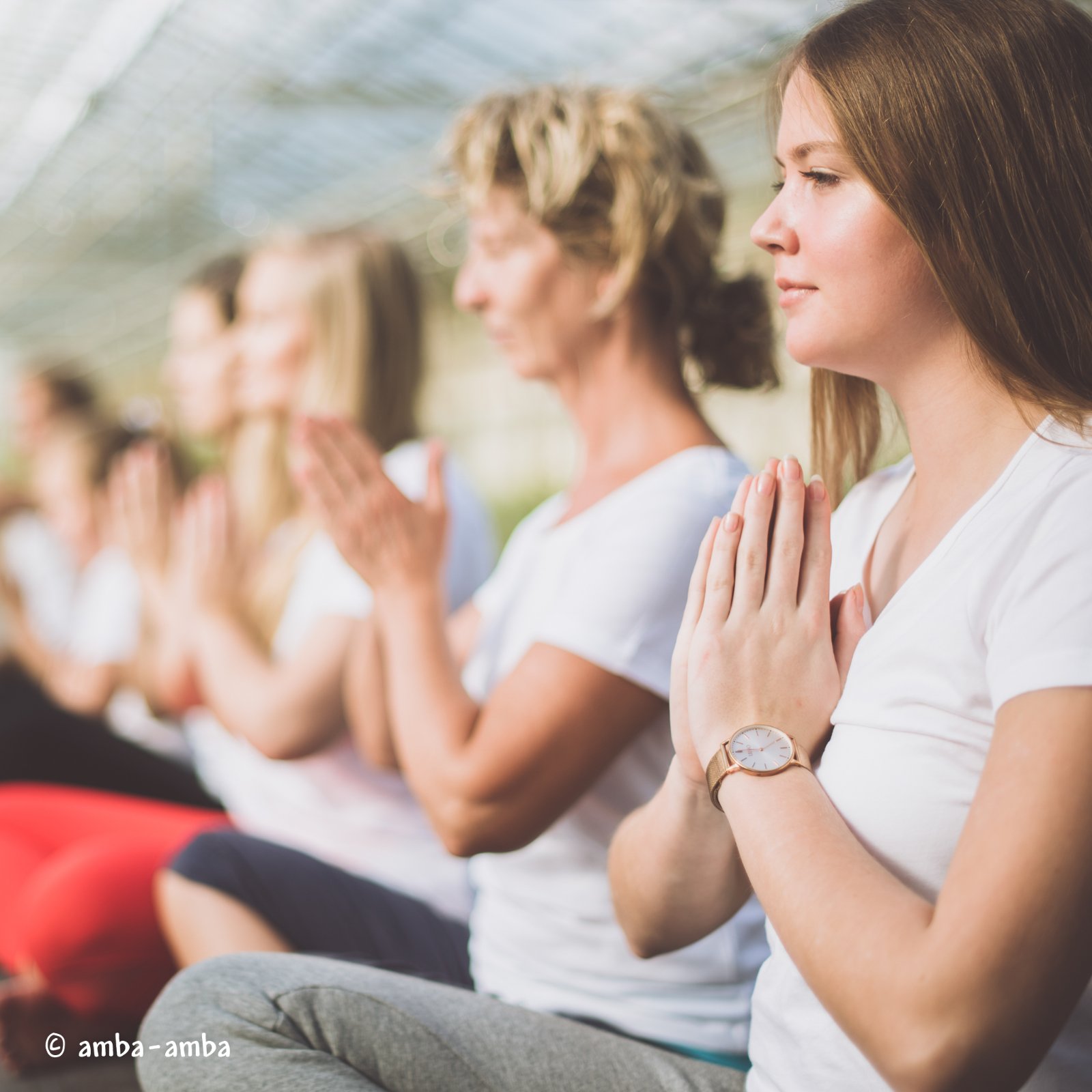 mensen zitten met anjali mudra